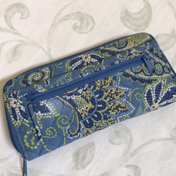 2/$15 Liz Claiborne quilted wallet - Picture 3 of 6